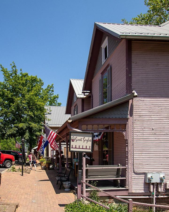 Country Squire Inn And Suites Coshocton Exterior photo