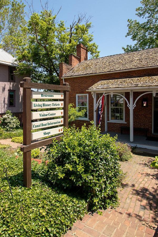 Country Squire Inn And Suites Coshocton Exterior photo