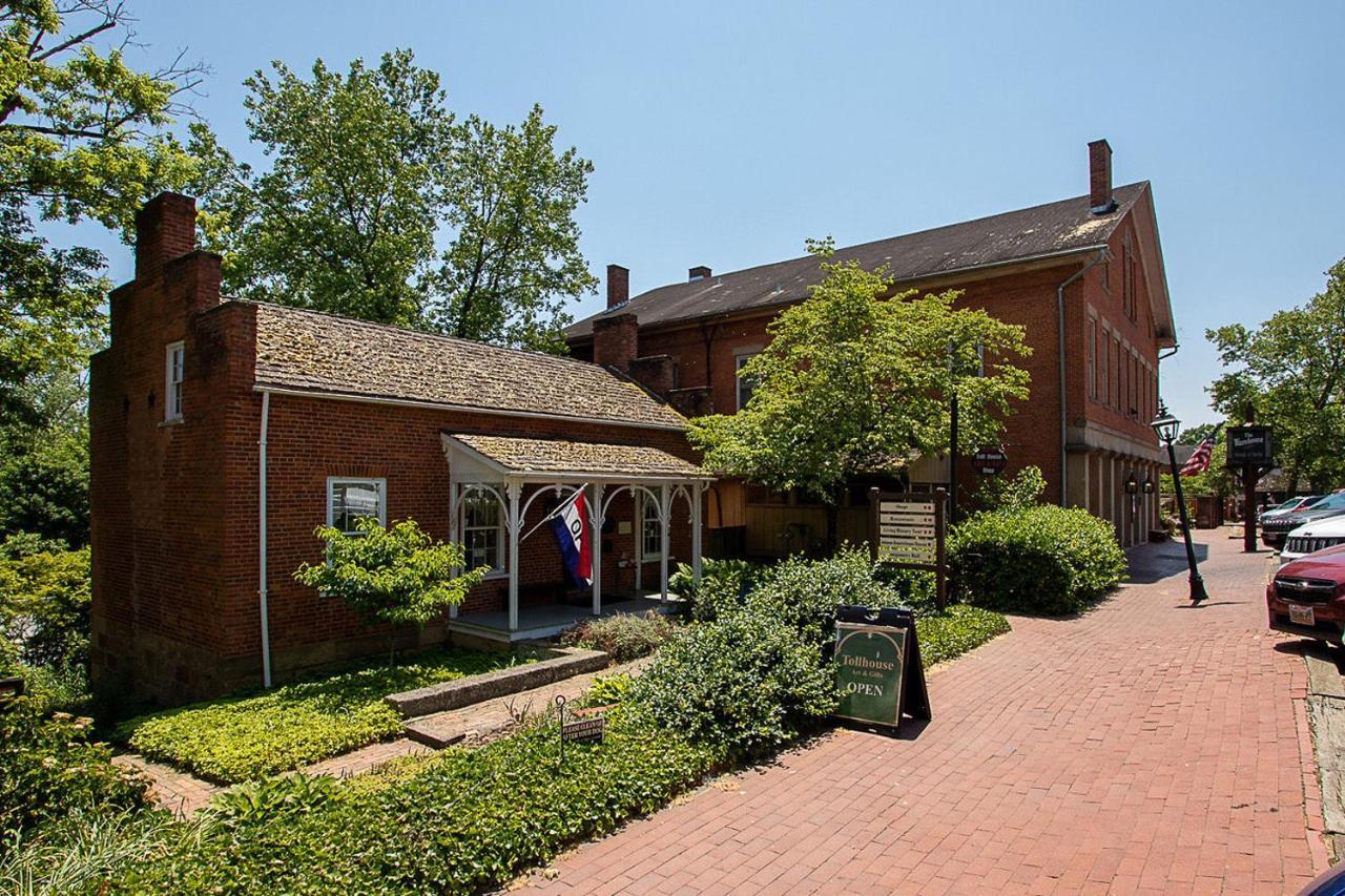 Country Squire Inn And Suites Coshocton Exterior photo