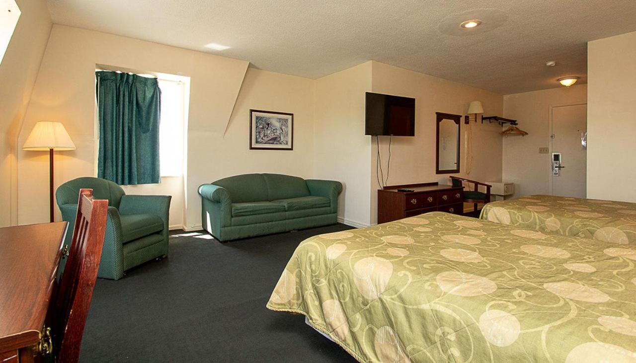 Country Squire Inn And Suites Coshocton Exterior photo