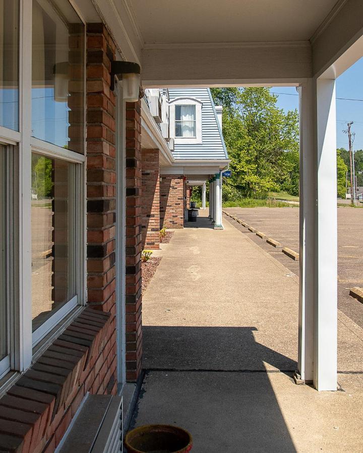 Country Squire Inn And Suites Coshocton Exterior photo