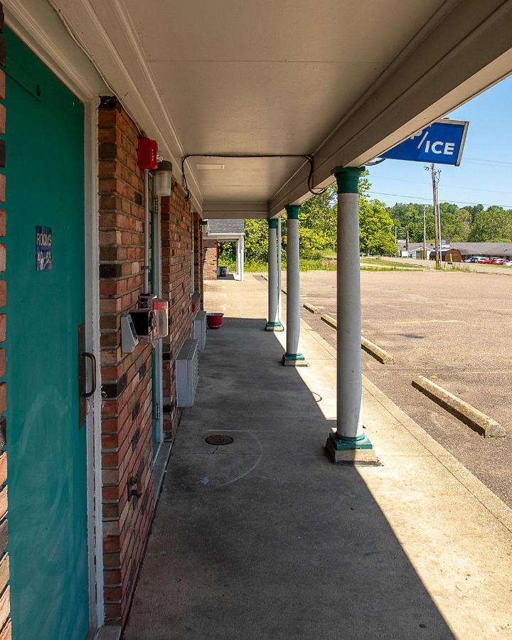 Country Squire Inn And Suites Coshocton Exterior photo