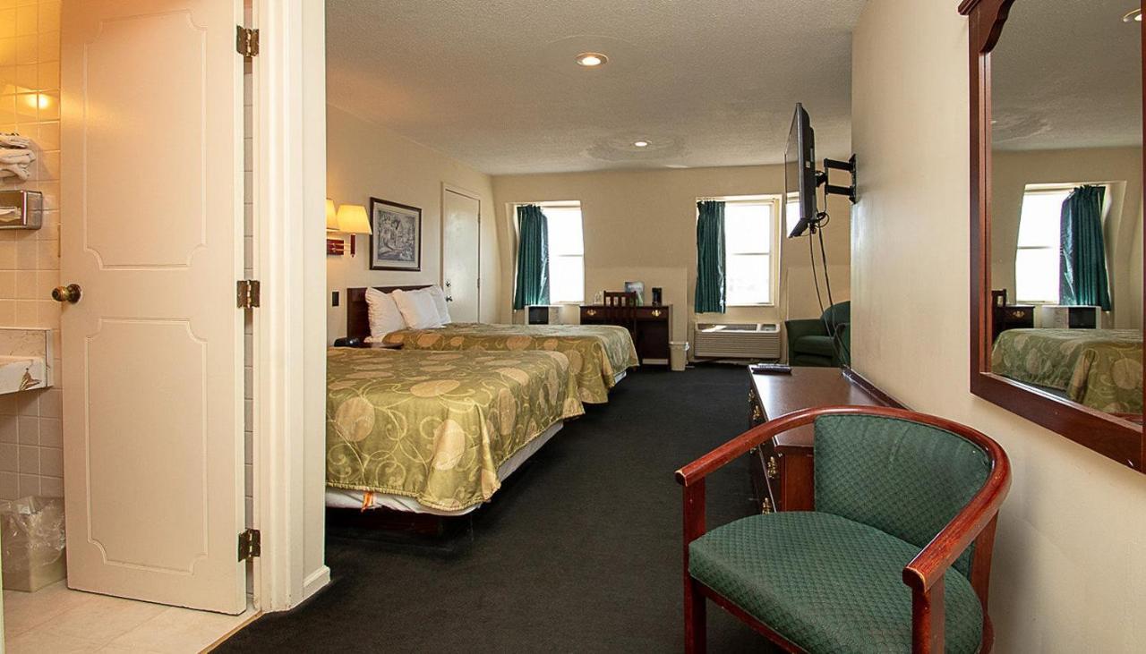 Country Squire Inn And Suites Coshocton Exterior photo